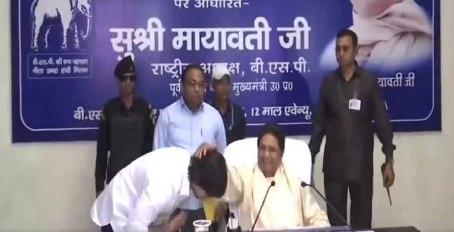 BSP भतीजे के सर पर हाथ रख कर बसपा सुप्रीमो ने दिया आशीर्वाद