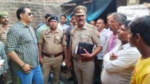 MAINPURI घटना क्रम पर जानकारी जुटाते पुलिस कर्मी 