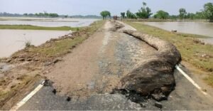 Flood: बाढ़ से क्षतिग्रस्त हुई सड़क।