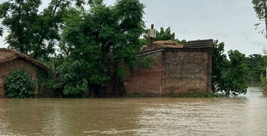 Flood: बाढ़ में 28 की गांव सड़कें टूटीं प्रशासन की ओर देखरहे